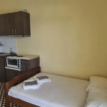 Veranda To Let Lägenhetshotell Neoi Epivatai