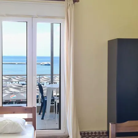 Veranda To Let * Néoi Epivátai