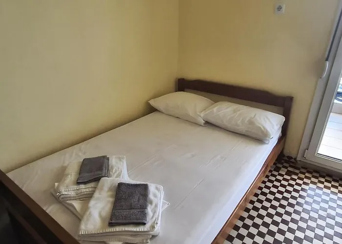 Veranda To Let * Néoi Epivátai